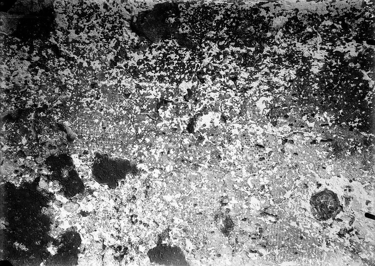 Schiaparelli's excavations - Qau el-Kebir and Hammamiya, Rock-cut tombs of Qau el-Kebir, Tomb 18 of Wahka II, and adjacent areas, 1905-1906, photo 14 of 18 - Archivio fotografico Museo Egizio, Turin C01044